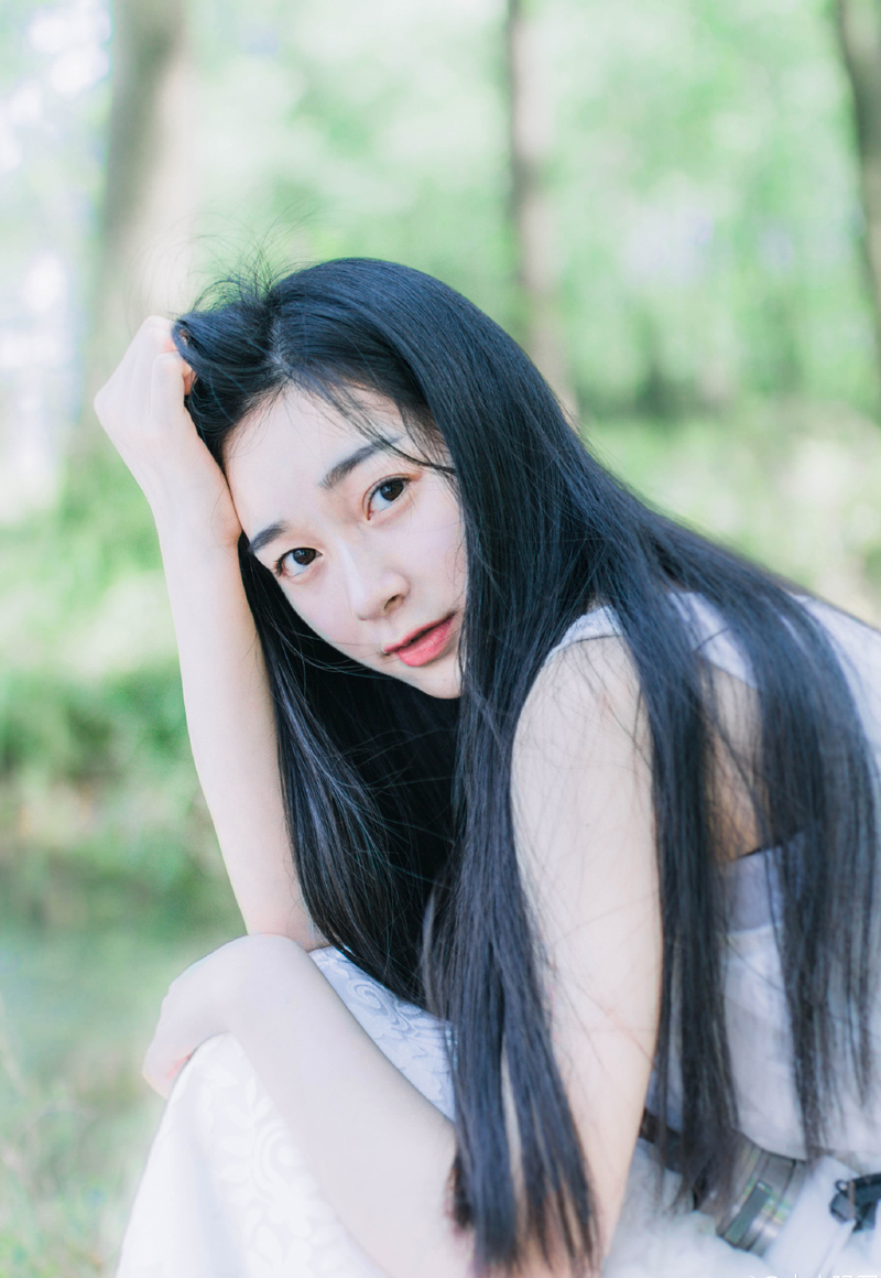 “嗯。”刘璝看着美妇离开的背影，不由感叹自己的造化，娶了这么一位贤淑的妻子。